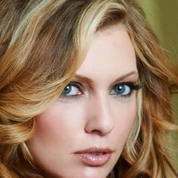 Kelle Marie 飾演 Train Robber