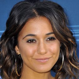 艾曼紐·施萊琪 - 布裡斯堡演員 飾演Alma