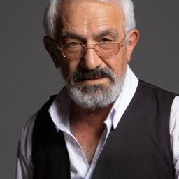 David Hakobyan 飾演 Old Stoic Prisoner