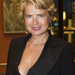 Sophie d'Aulan 飾演 Karine