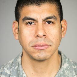 西薩·迪里昂 飾演 Happy