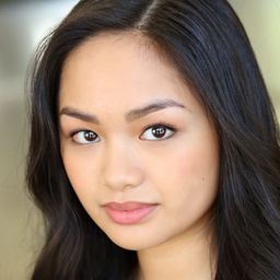 Nayah Damasen 飾演 Draculaura