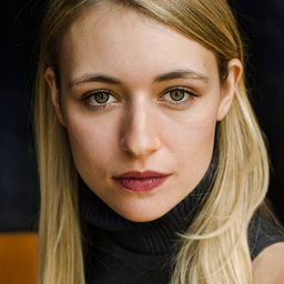 Alma Prelec 飾演 Alma