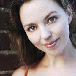 Laura Voss - Mr. Blue Sky演員 飾演Yoga Instructor