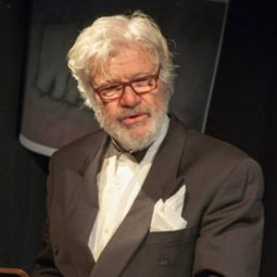 Enrico Papa 飾演 Roberto