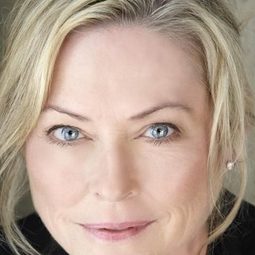 Lori Hallier 飾演 Leslie Garfield