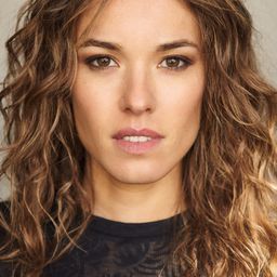 Élodie Fontan 飾演 Tess Ticoule