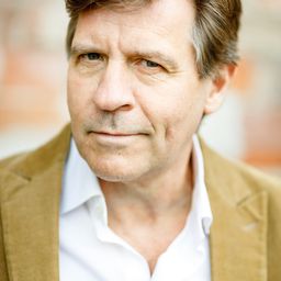 Mike Davies 飾演 Le jeune gendarme