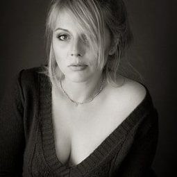 Natalie Ester - 活死人歸來 4：墓地演員 飾演Ms. Rayburn