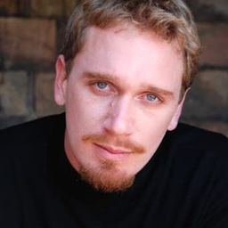 Mauro Santopietro 飾演 Pianista Trio