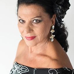 Carmen Flores 飾演 