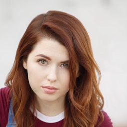 Saige Ryan 飾演 Julia Clark