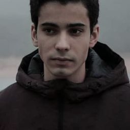 Pablo Hoyos 飾演 Young Olmo