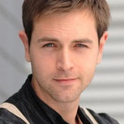 Gábor Karalyos 飾演 Petya