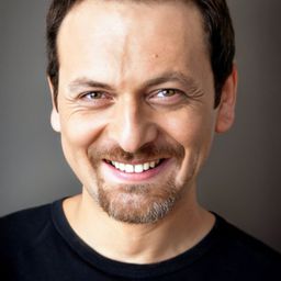 Devrim Özder Akin 飾演 Recep