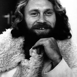 Louis Waldon 飾演 Self (uncredited)