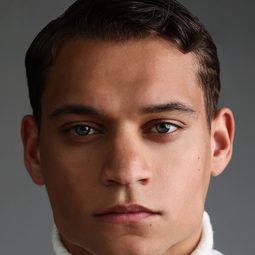 泰瑞克懷瑟斯 飾演 Ledger Ward