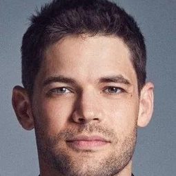 Jeremy Jordan 飾演 Officer Paul Larkin