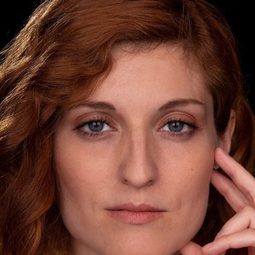 Raquel Ferrer - 餘愛裊裊演員 飾演Asistenta vuelo