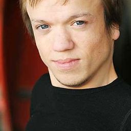 Mikey Post 飾演 Scotty