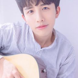 李聖佳 飾演 Classmate with Gardenia band