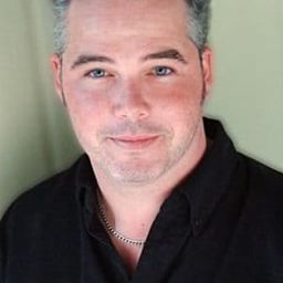 Ryan Wickerham 飾演 Ford Bynum