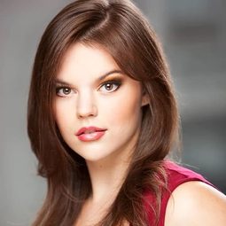 Emily Dennis 飾演 Chimera 7