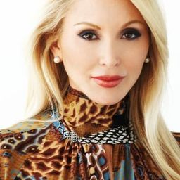 Shannon McLeod 飾演 Miss Geary