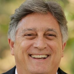 愛德華多·高維奧 - 冇得輸演員 飾演Monsenhor José Maria