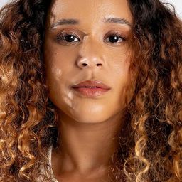 瑪莉奧利維拉 飾演 Vera