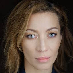 莫妮卡·哥斯曼 - 一個人的朝聖演員 飾演Martina