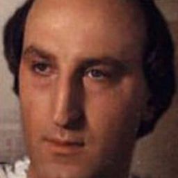 Marcello Bonini Olas 飾演 Prete del collegio