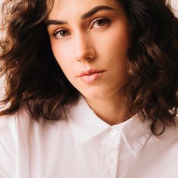 希美娜·羅莫 飾演 Martina (17 años)