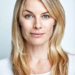 Petra van de Voort 飾演 Athena