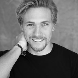 Kevin Bertram 飾演 Mario