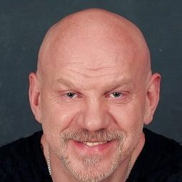 Sergey Lobanov 飾演 Bartender