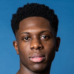 Dash Perry 飾演 Larson