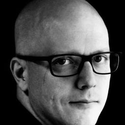 佐伊·貝瑞亞圖亞 - 邪惡英雄導演