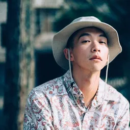 王可元 - 徘徊年代演員 飾演Community College Man + Reporter