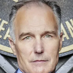 派翠克·聖埃斯普利特 - 軍火狗演員 飾演Captain Phillip Santos