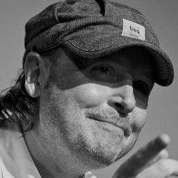 Michael Cumming 飾演 Himself (narrator)