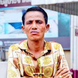 Robert Saikwan 飾演 Long