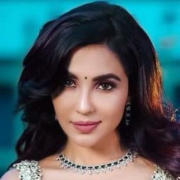 Parvatii Nair 飾演 