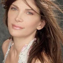 Giuppy Izzo 飾演 Cinzia