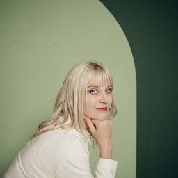 Elizabeth Archer 飾演 Interviewer