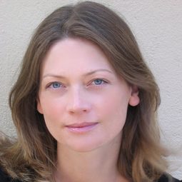 Sophie Ward 飾演 Molly Kendal