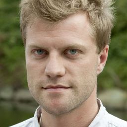 Fredrik Wenzel 飾演 Bartender