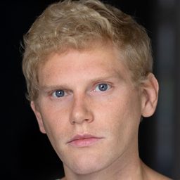 Brandon Stanley 飾演 Student