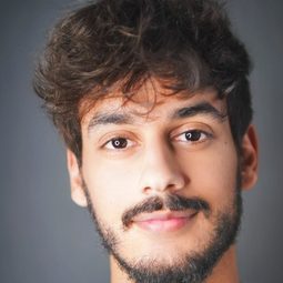 Kais Boukthir 飾演 Super Fan