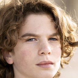 Léopold Moati 飾演 Hugo